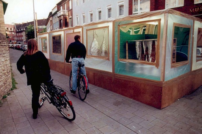 Thomas Hirschhorn, Skulptur-Sortier-Station, 1997