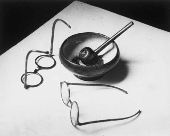 ANDRE KERTESZ - Mondrian’s Pipe and Glasses, 1926