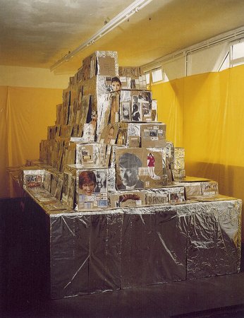 Thomas Hirschhorn, Tres Grand Buffet, 1995