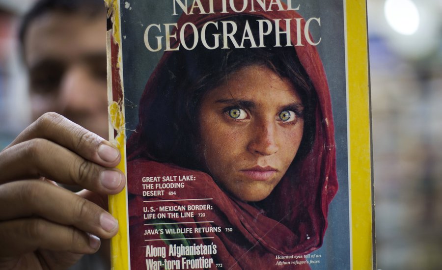 The Story Behind Steve Mccurrys Iconic Afghan Girl—and How He Found Her Again 20 Years Later 