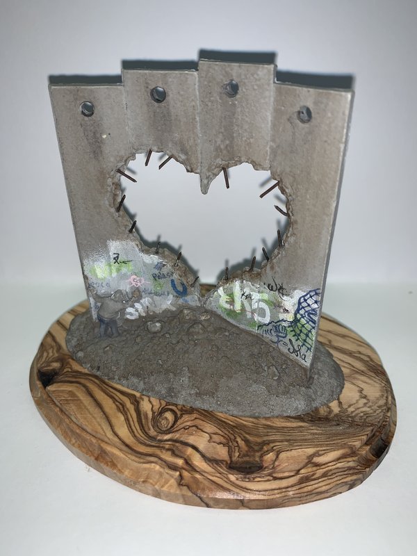 view:30562 - Banksy, Walled Off Hotel Head (on olive three base) - 