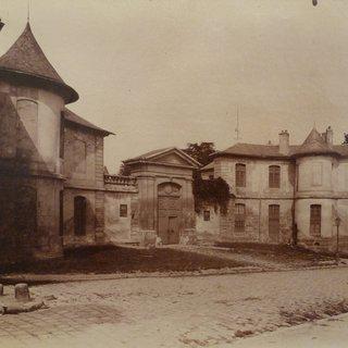 Issy - Ancien Château Bazin de la Bazinière, 1901 art for sale