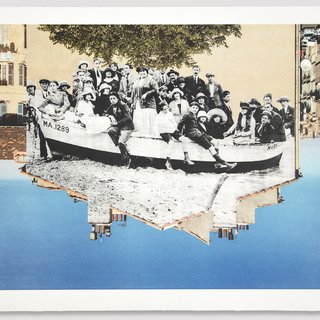 JR, Unframed, un Groupe Posant Dans une Barque Amarrée Sur la Plage Revu par JR, Marseille Vers 1930, Marseille, France