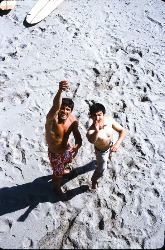 larry-barbier-bruce-lee-on-the-beach-800