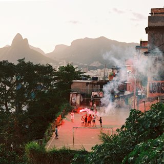 Marc Ohrem-Leclef, Suzana with her sons and neighbors, Cantagalo, Rio de Janeiro