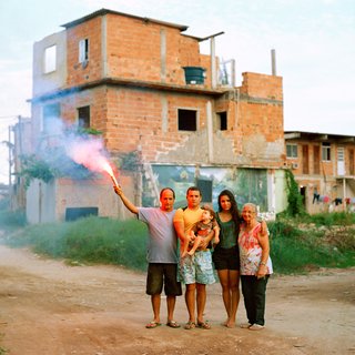 Marc Ohrem-Leclef, Bruno with his father and grandmother, his wife and his son, Favela Vila Autódromo, Rio de Janeiro 2015