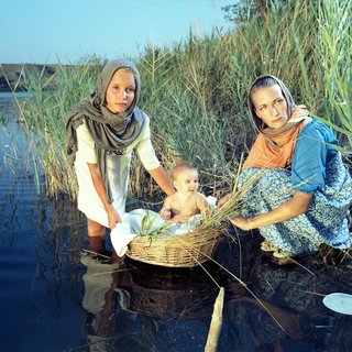 Nikita Shokhov, Evgenia, Julia and her child (Crimea series)