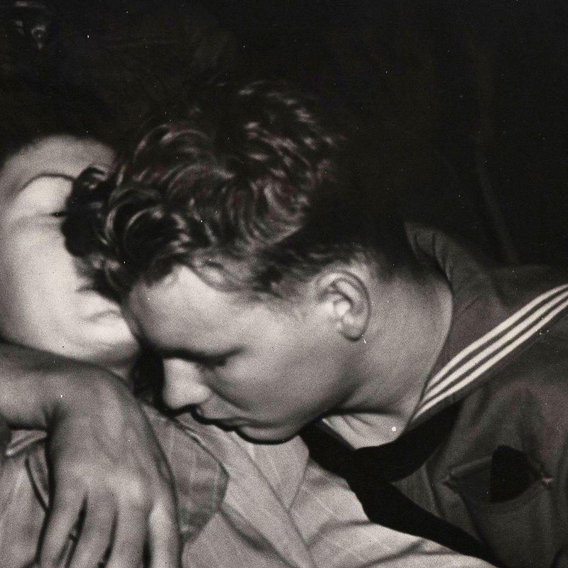 view:39414 - Weegee, Sailor and Girl Kissing - 