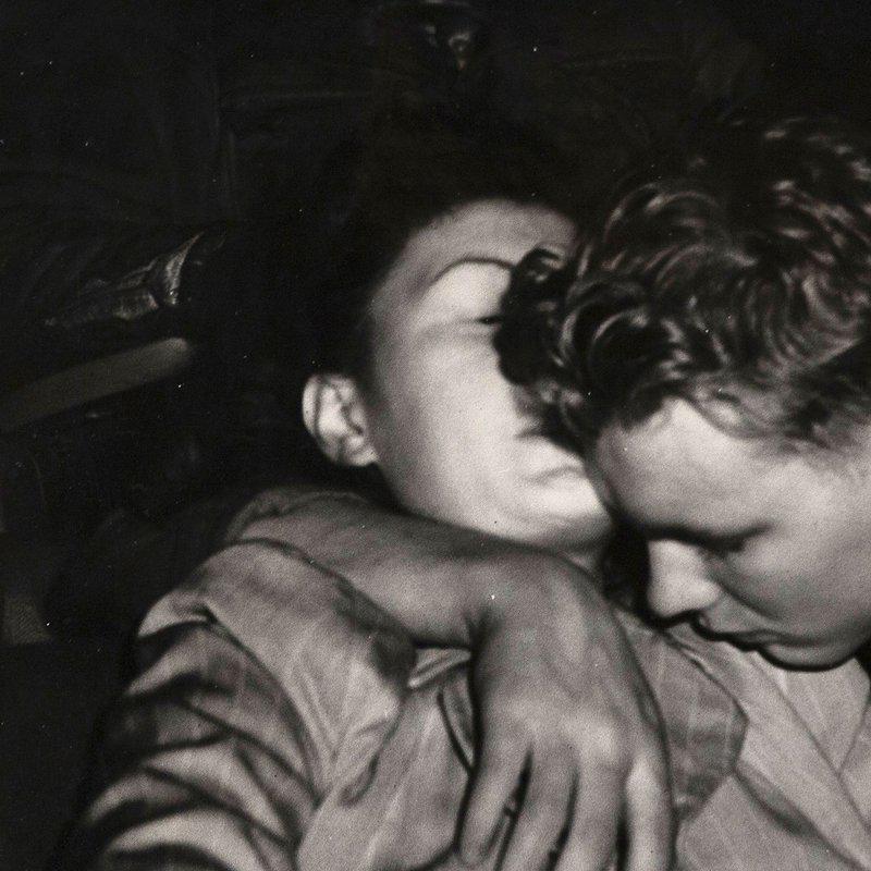 view:39415 - Weegee, Sailor and Girl Kissing - 