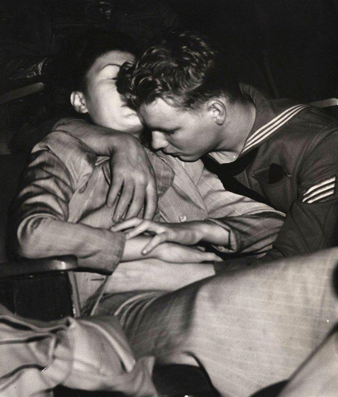view:39419 - Weegee, Sailor and Girl Kissing - 