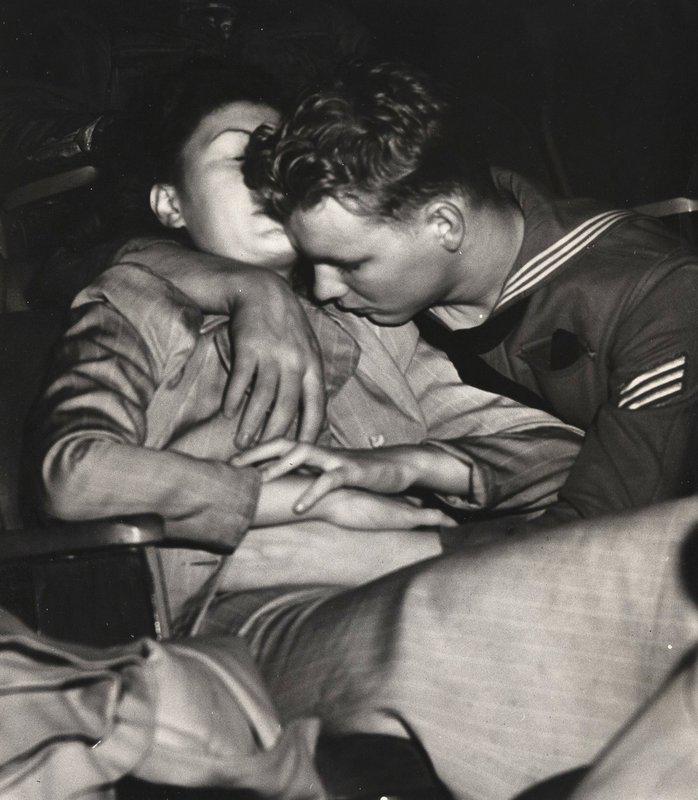 view:39420 - Weegee, Sailor and Girl Kissing - 