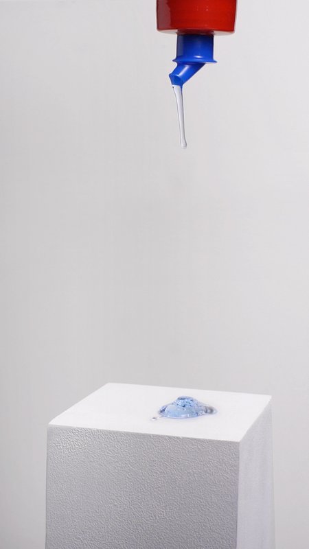 picture of the exhibition location Blauer Würfel / Blue Cube (video still 1)