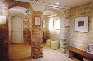 Hus gallery art gallery